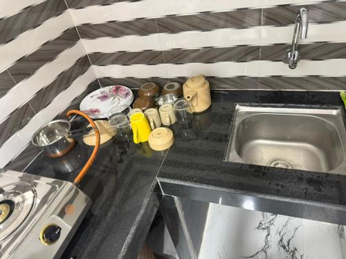 Una encimera de cocina con un fregadero y un fregadero. en Village Harmony Guest House, en Canacona