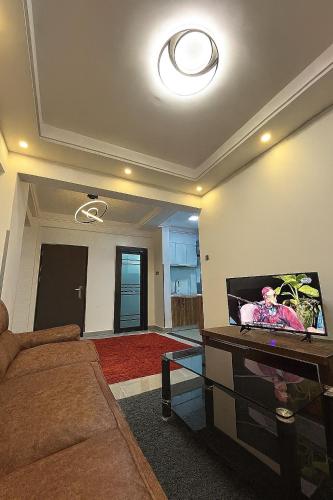 een woonkamer met een bank en een flatscreen-tv bij Sky Vista Homes in Nairobi