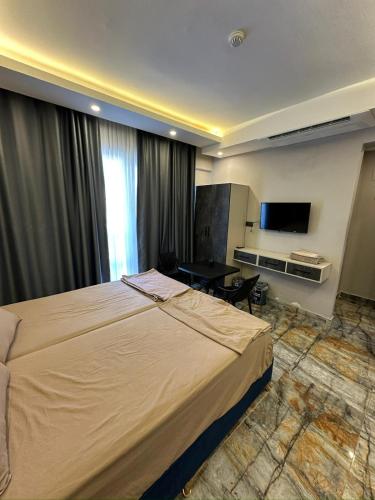 En eller flere senge i et værelse på Deniz Konaklama