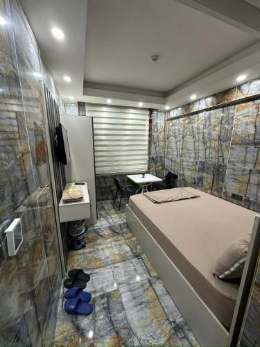 a bedroom with a bed and a walk in shower at Deniz Konaklama in Gaziantep
