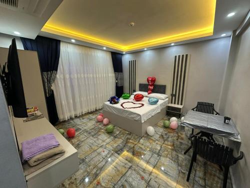 En eller flere senge i et værelse på Deniz Konaklama