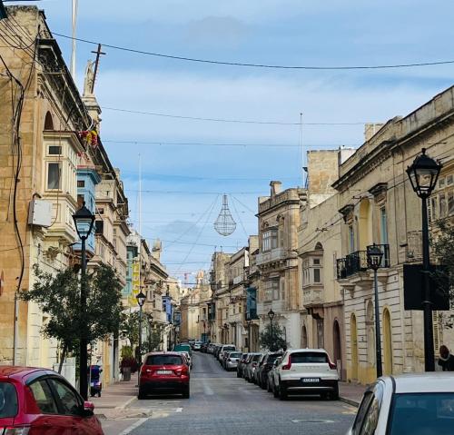 ビルキルカラにあるRosalina Residencesの路上に車が駐車されている街路