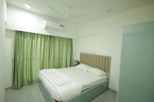 Giường trong phòng chung tại CozyKey Kalina