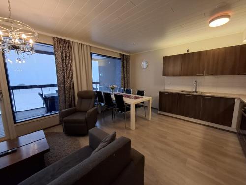 un soggiorno con tavolo e sedie e una cucina di Timantti B15 a Kalajoki