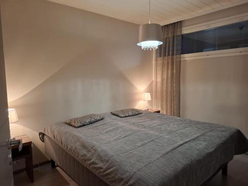 una camera da letto con un letto grande e una finestra di Timantti B15 a Kalajoki