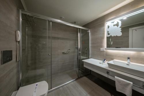 Et badeværelse på Laguna Beach Alya Resort & Spa - All Inclusive