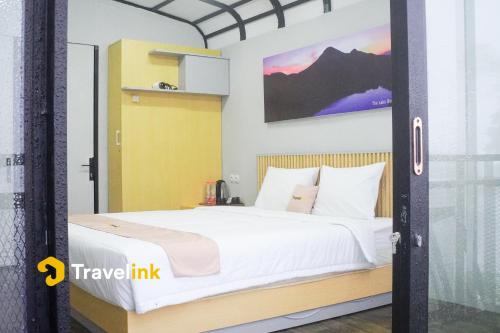 En eller flere senge i et værelse på The Lakebox Menjer by Travelink