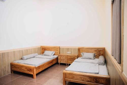 2 aparte bedden in een kamer met aermottermott bij Baviecoresort in Ba Vì