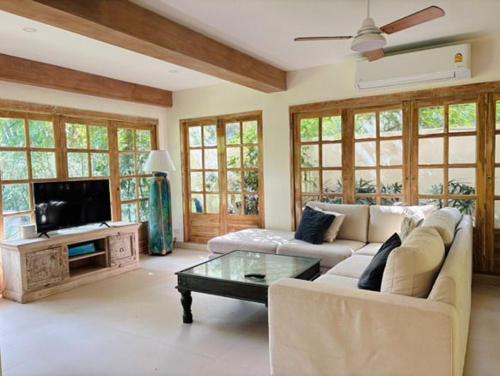 Et tv og/eller underholdning på Santi Villa Wat Seree