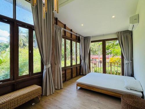 En eller flere senge i et værelse på Santi Villa Wat Seree