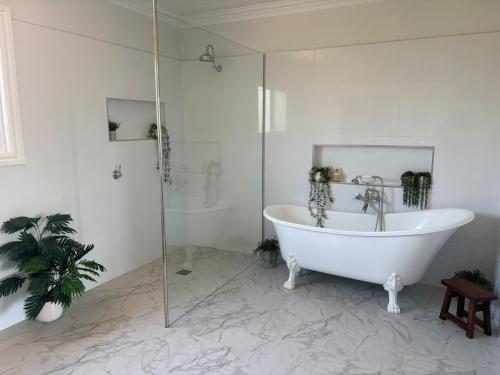 Et badeværelse på Springfield Lodge - Pet Friendly Executive Residence