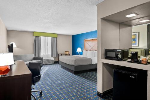 ein großes Hotelzimmer mit einem Bett und einer Couch in der Unterkunft Quality Inn Little Rock on I-30 Near Littlerock airport in Little Rock