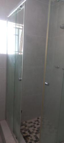 eine Dusche mit Glastür im Badezimmer in der Unterkunft Ps House in Gaborone