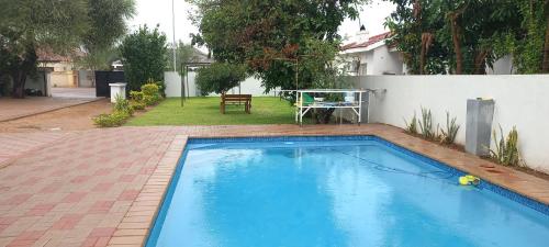 ein kleiner blauer Pool im Hof in der Unterkunft Ps House in Gaborone
