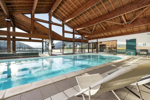 Piscina a Chalet Valora o a prop
