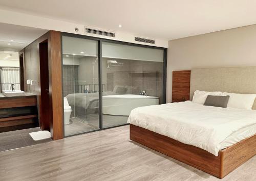 Postel nebo postele na pokoji v ubytování PentStudio Westlake - Cozy Duplex Apartment