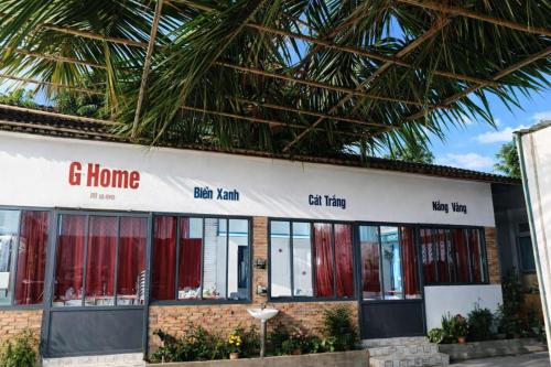 Ein Gebäude mit einem Schild, auf dem „g home“ steht in der Unterkunft Vườn Dừa Cam Bình 1 in La Gi