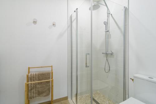 Phòng tắm tại Gîte du Cellier - Jardin et terrasse