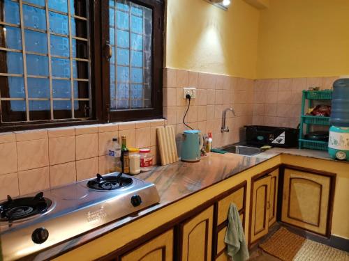 cocina con encimera y fogones en Purposeful Travel Planner- Homestay, Culture & Volunteering, en Pātan