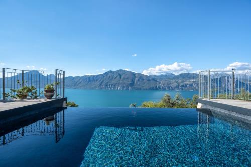 una piscina con vistas al lago en Villa Ca' Stella Lake Garda, en Brenzone sul Garda