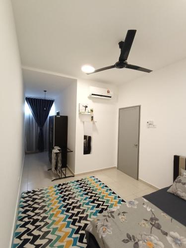 Un dormitorio con una cama y un ventilador de techo. en UMMI HAWA Homestay, en Kampong Jelatang