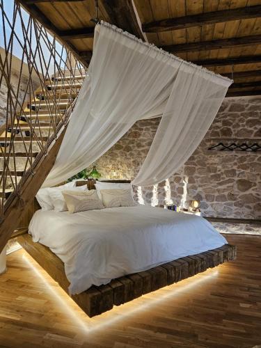 a bedroom with a bed with a mosquito net at La Nuit d'Amélie 2 in Norma