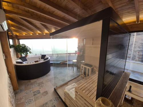 een grote kamer met een bad en een tafel bij La Nuit d'Amélie 2 in Norma