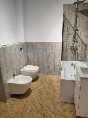 a bathroom with a toilet and a bidet and a sink at Apartament Cozy Studio in Żagań