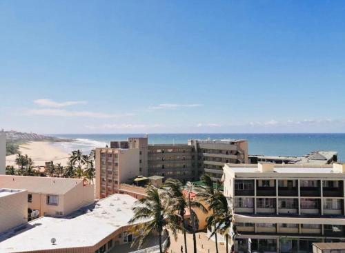 Blick auf eine Stadt mit Strand und Gebäuden in der Unterkunft Kingsview, Margate in Margate