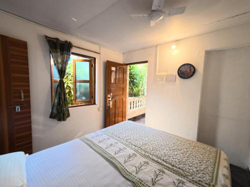 a bedroom with a bed and a window at Monsoon in Agonda