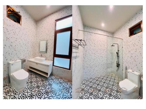 een badkamer met 2 toiletten, een wastafel en een douche bij Bi Home in Phú Mỹ