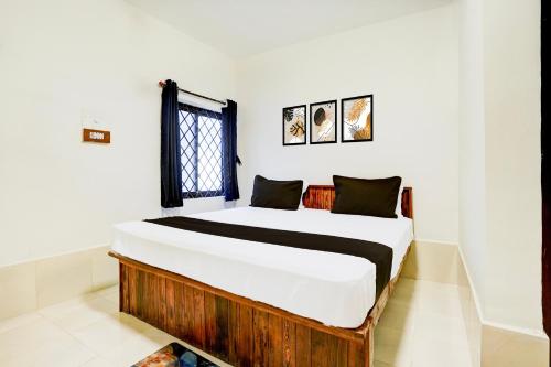 a bedroom with a large bed in a room at Hotel O by OYO Shoreline Horizon Hideaway in Anjuna