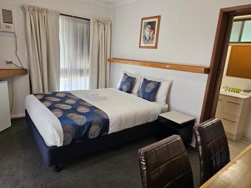 Postel nebo postele na pokoji v ubytování Majestic Motel