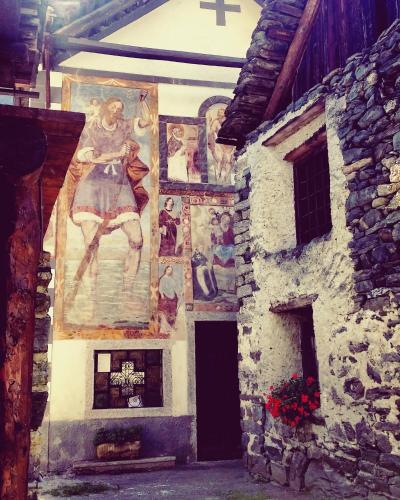 a building with a painting on the side of it at B&B Dove Comincia la Bella Italia in Beura
