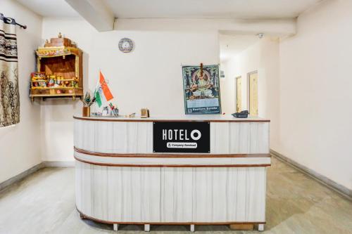 ein Café mit Theke in einem Zimmer in der Unterkunft Hotel O Hajipur Bus Terminal Formerly New Urvashi in Sonpur