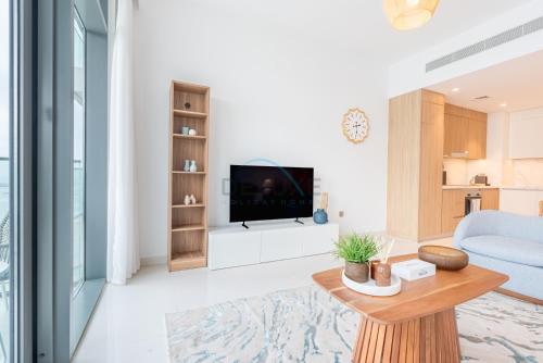Stunning View, Easy Access to Dubai Attraction, Beach Vista Tower 2, Emaar Beachfront by Deluxe Holiday Homes