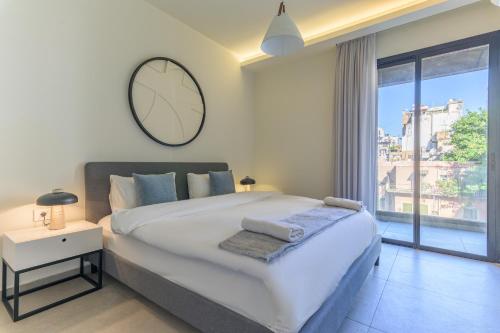 En eller flere senge i et værelse på Achrafieh Gate - Modern 3-BR Apartments & Balconies