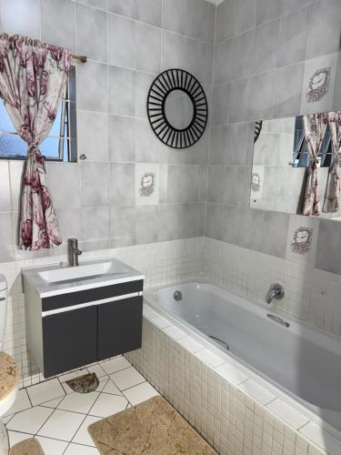 Et badeværelse på La Bushka Guesthouse