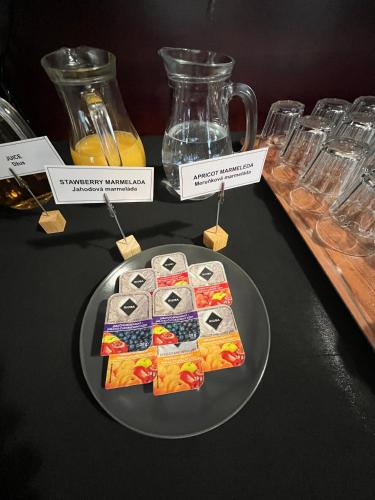 un plato de comida sobre una mesa en Parkhotel Terezín, en Terezín