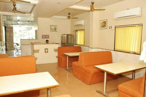 Kuchyň nebo kuchyňský kout v ubytování Hotel Shri Shiv Sai