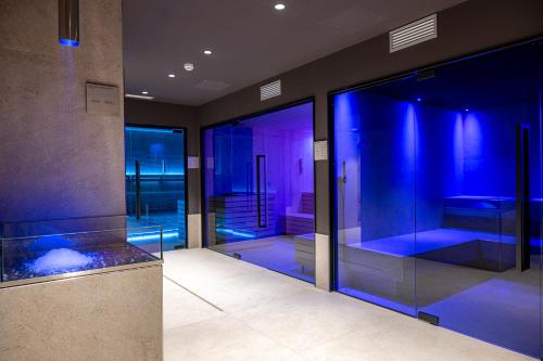 ein Zimmer mit einem Aquarium mit blauen Lichtern in der Unterkunft Le Sort Mountain Retreat in Passo del Tonale