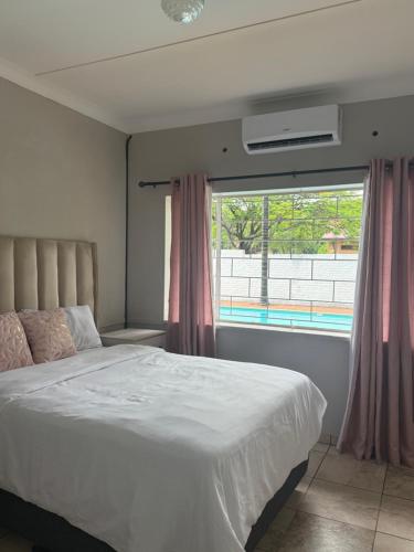 En eller flere senge i et værelse på La Bushka Guesthouse