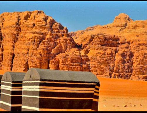 Un tren en medio de un desierto con montañas. en Wadi rum view camp, en Wadi Rum