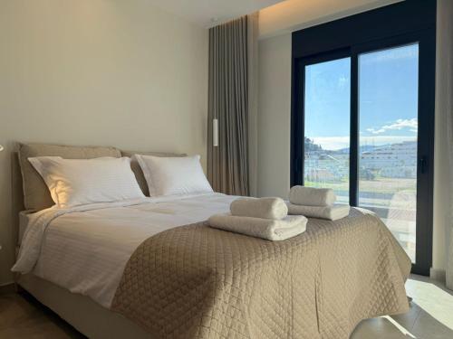 En eller flere senge i et værelse på Sea View Nafplio Luxury Apartment