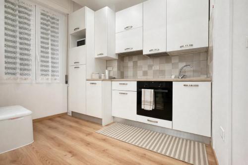 Kuchyň nebo kuchyňský kout v ubytování SANREMO - Affittasi Elvi Home, appartamento con aria condizionata centralissimo a pochissima distanza da Ariston, Casinò e dal mare