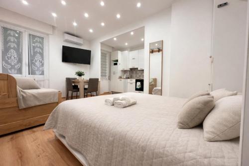 Postel nebo postele na pokoji v ubytování SANREMO - Affittasi Elvi Home, appartamento con aria condizionata centralissimo a pochissima distanza da Ariston, Casinò e dal mare