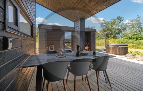En balkon eller terrasse på Cozy Home In Sæby With Wifi