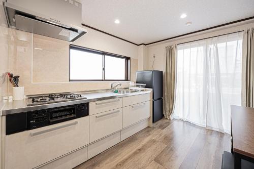 a kitchen with a stove and a refrigerator at 富士飛鳥 in Fujiyoshida