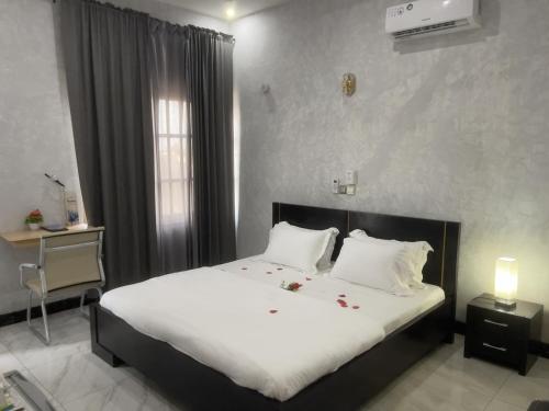 Giường trong phòng chung tại Hotel Divines Graces Residence Inn