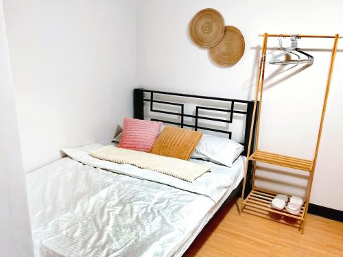 ein Bett mit zwei Kissen darauf in einem Zimmer in der Unterkunft Casita Bonita in Marilao